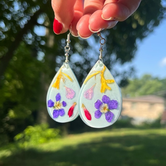 Handmade Dried Flower UV Resin Statement Dangle Earrings - Picture 3 of 16